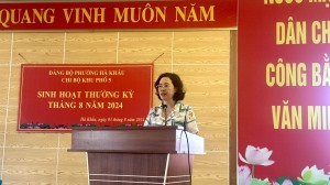 Đồng chí Phó Bí thư Thường trực Thành ủy – Chủ tịch HĐND TP dự sinh hoạt chi bộ khu 5 phường Hà Khẩu