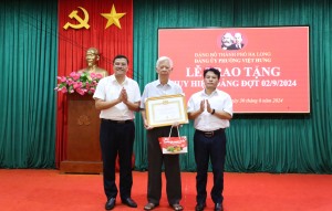 Đảng bộ phường Việt Hưng trao tặng Huy hiệu Đảng đợt 2/9/2024