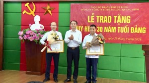 Đảng bộ Công ty CP cảng Quảng Ninh trao huy hiệu Đảng đợt 2/9