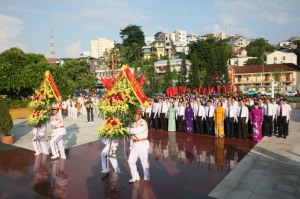 Đoàn đại biểu Tỉnh và TP Hạ Long dâng hương tưởng niệm các anh hùng liệt sĩ nhân dịp Quốc khánh 2/9