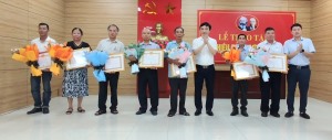 Đảng ủy Phường Hà Khánh trao Huy hiệu Đảng đợt 2/9