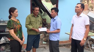 Lãnh đạo TP thăm hỏi và hỗ trợ các hộ có nhà ở bị sập hoàn toàn do cơn bão số 3 