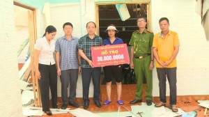 Lãnh đạo thành phố thăm, tặng quà các hộ có hoàn cảnh khó khăn sau cơn bão số 3