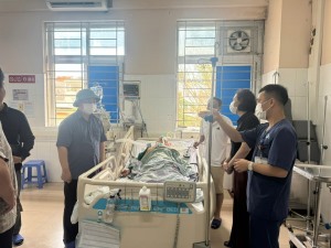 Đồng chí Nguyễn Xuân Phương, Phó Bí thư Tỉnh ủy, Trưởng đoàn đại biểu Quốc hội tỉnh kiểm tra công tác khắc phục hậu quả và thăm động viên, chia sẻ với người bị nạn do bão số 3 tại TP Hạ Long.