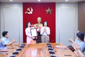 Trao Quyết định của BTV Tỉnh ủy về công tác cán bộ tại TP Hạ Long