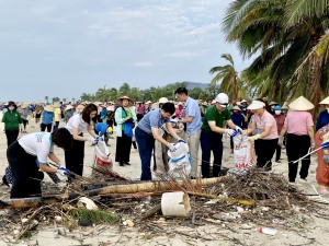 Hơn 1,5 vạn phụ nữ tham gia dọn vệ sinh môi trường 