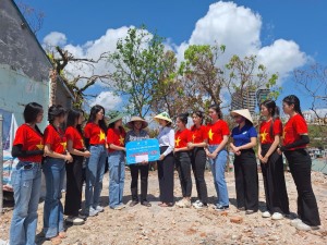 Ban tổ chức cuộc thi Hoa hậu Sinh viên Việt Nam năm 2024 thăm hỏi, tặng quà hội viên phụ nữ khó khăn bị ảnh hưởng nặng của siêu bão Yagi