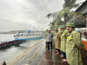 Bộ trưởng Bộ NN&PTNT Lê Minh Hoan kiểm tra công tác phòng, chống bão số 3 tại Quảng Ninh