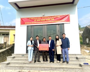 Trao tiền hỗ trợ cho hộ gia đình ông Lã Văn Vin xã Dân Chủ.