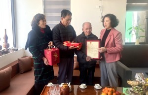 Đồng chí Vũ Thị Mai Anh, Phó Bí thư TT Thành uỷ, Chủ tịch HĐND TP thăm, chúc thọ, tặng quà Tết cho cụ Nguyễn Văn Hoán (phường Bãi Cháy).