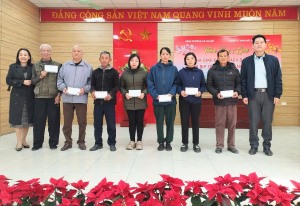 Phường Hà Khánh: Trao tặng quà các hộ gia đình có hoàn cảnh khó khăn dịp Tết Ất tỵ 2025