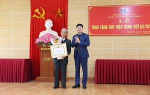 Phường Hà Khẩu trao huy hiệu Đảng đợt 3/2/2025