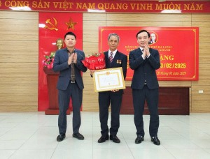 Phường Hà Khánh tổ chức trao tặng Huy hiệu Đảng đợt 03/02/2025