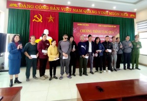 Công ty TNHH Đô Thành Việt Nam tặng quà Tết cho hộ có hoàn cảnh khó khăn tại phường Cao Thắng