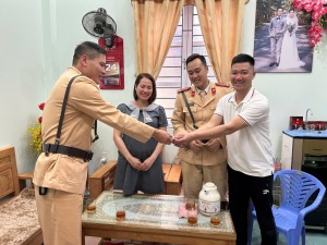 Cảnh sát giao thông dùng xe đặc chủng đưa thai phụ đi cấp cứu kịp thời