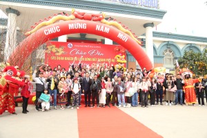 TP Hạ Long đón các đoàn khách du lịch “xông đất” đầu năm