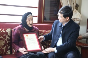 Đồng chí Bí thư Thành uỷ Vũ Quyết Tiến thăm, tặng quà tết nguyên đán Ất Tỵ 2025