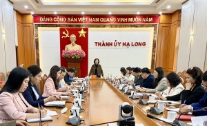 Thành ủy giao ban với các cơ quan chuyên trách, tham mưu giúp việc, Khối MTTQ và các tổ chức chính trị xã hội.