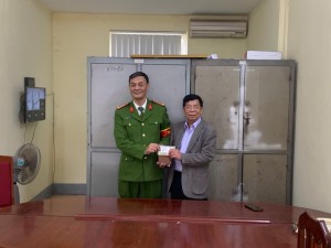  Công an phường Hoành Bồ trao trả tài sản cho người đánh rơi