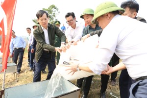 Bí thư Thành ủy tham gia thả cá giống và trồng cây dược liệu
