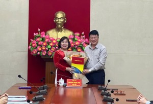 Trao Quyết định của UBND TP về việc nghỉ hưu trước tuổi theo Nghị định 178/2024/NĐ-CP