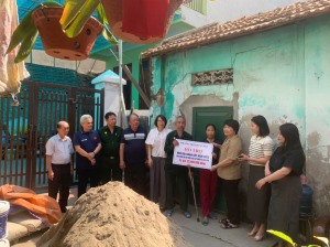 Phường Trần Hưng Đạo trao kinh phí hỗ trợ cho các hộ gia đình có hoàn cảnh khó khăn 