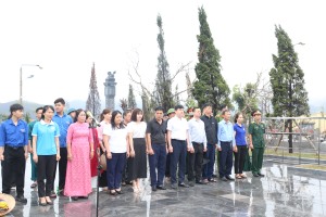 Phường Hà Khẩu dâng hương tri ân các anh hùng liệt sỹ và thăm hỏi, tặng quà gia đình chính sách