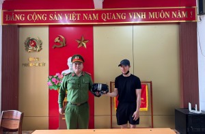Cán bộ Công an phường Bãi Cháy nhặt được của rơi, trả người mất.