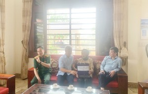 Lãnh đạo thành phố thăm, tặng quà gia đình mẹ Việt Nam Anh hùng Hoàng Thị Lại