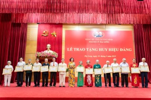 Thành phố Hạ Long trao tặng Huy hiệu Đảng đợt 19/5