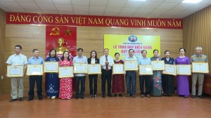 Phường Hồng Hà: Trao tặng Huy hiệu Đảng đợt 19/5