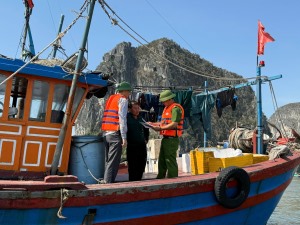 Hạ Long tiếp tục tăng cường tuần tra, xử lý các phương tiện thuỷ neo đậu không đúng nơi quy định.