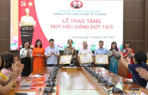 Đảng ủy các đơn vị kinh tế tư nhân thành phố trao tặng Huy hiệu Đảng đợt 19/5