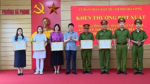Khen thưởng đột xuất Công an, cán bộ phường Hà Phong vì thành tích kiểm tra, phát hiện cơ sở vi phạm vệ sinh an toàn thực phẩm