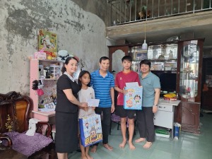 Những cánh tay nối dài sự yêu thương