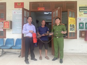 Công an xã Đồng Lâm: Tăng cường quản lý, thu hồi vũ khí, vật liệu nổ, công cụ hỗ trợ và pháo