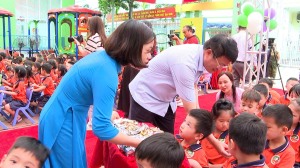 Đồng chí Nguyễn Ngọc Sơn, Phó Chủ tịch UBND Thành phố tặng quà chúc tết thiếu nhi