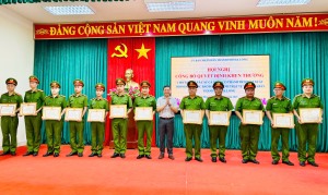 Khen thưởng các tập thể, cá nhân có thành tích đột xuất trong truy xét, bắt giữ đối tượng cướp giật tài sản