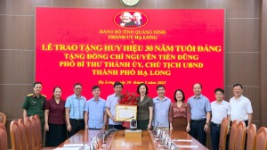 Chủ tịch UBND Thành phố Nguyễn Tiến Dũng nhận Huy hiệu 30 năm tuổi Đảng