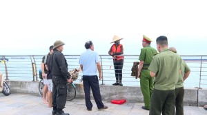 Tăng cường ra quân nhắc nhở người dân vượt rào, tắm biển tại những nơi nguy hiểm
